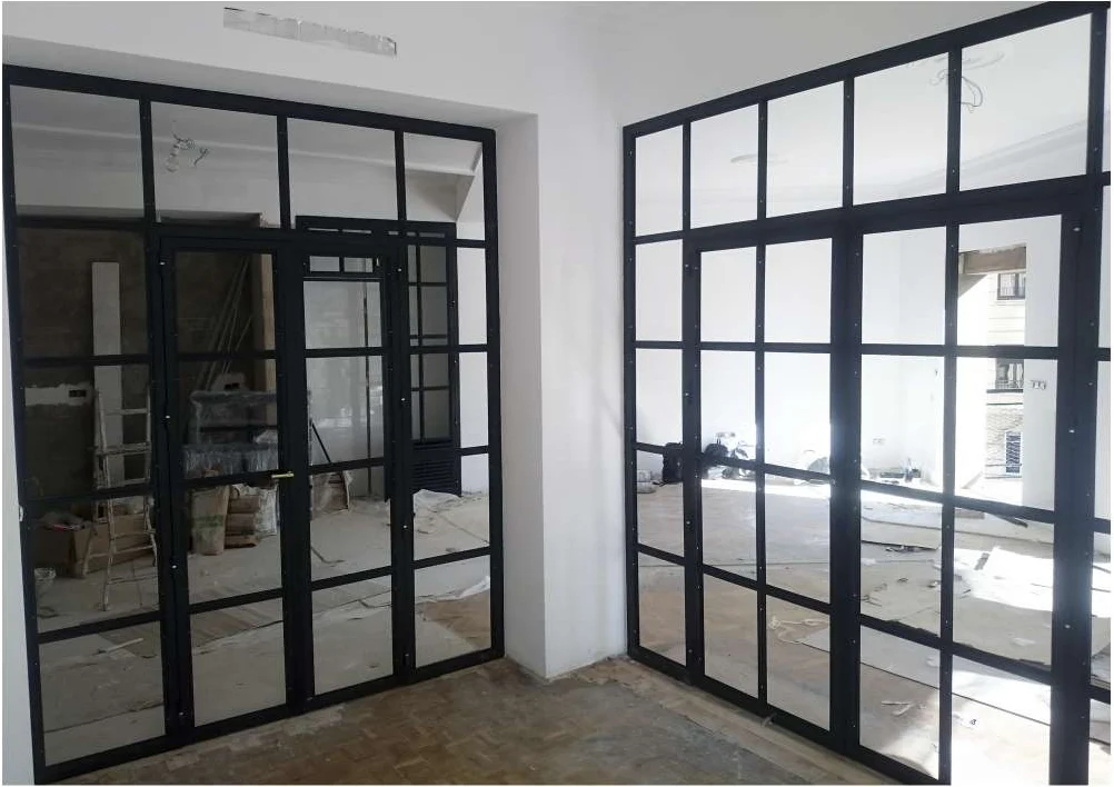 Puertas y cerramientos interiores de acero negro y vidrio