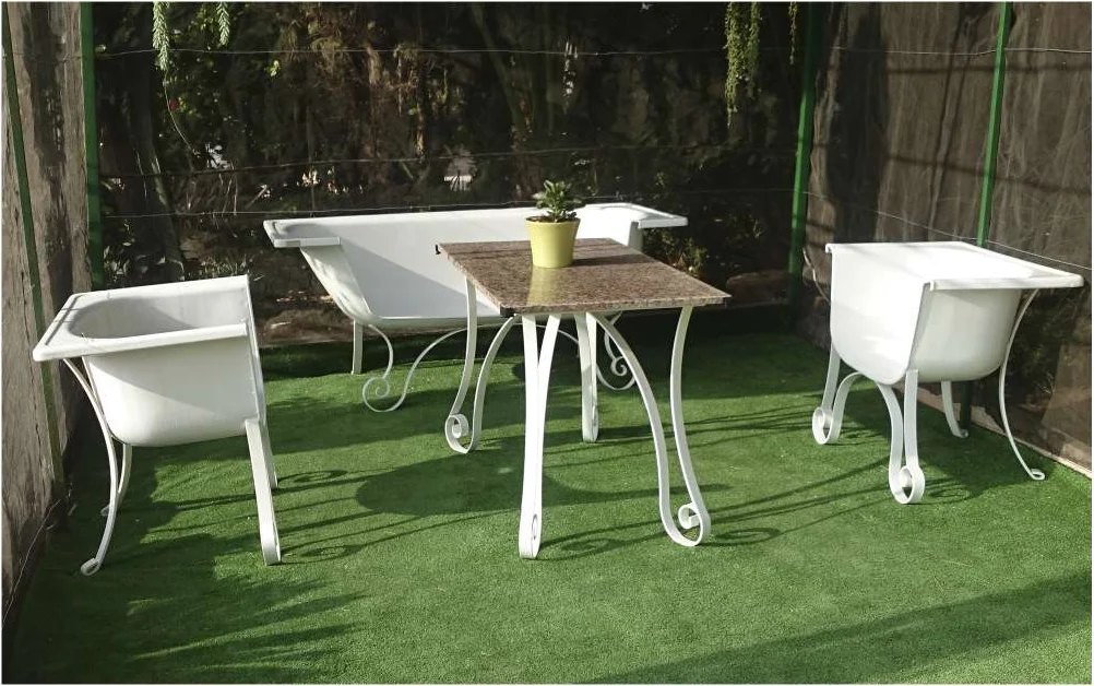 Conjunto de mesa y sillones blancos fabricados con metal reciclado
