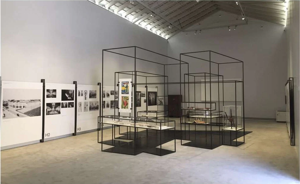 Estructuras modulares de acero negro para una exposición en Bombas Gens